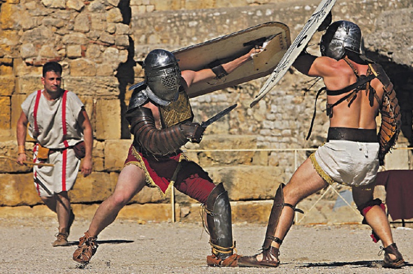 Почему гладиаторские бои были любимым зрелищем римлян. Гладиаторские бои в древнем Риме. Бои гладиаторов в древнем Риме. Древний Рим Арена гладиаторов. Гладиаторы в древнем Риме.